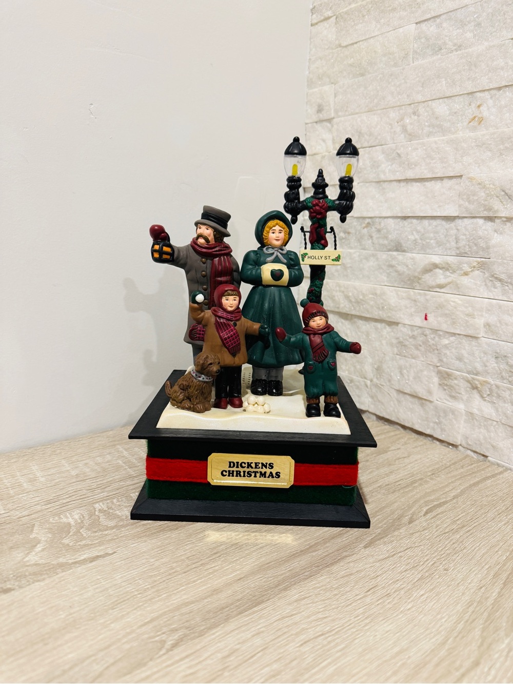 Vintage 1990 Dickens Family Light-Up & Musical Christmas Display Smile Ind. Ltd.